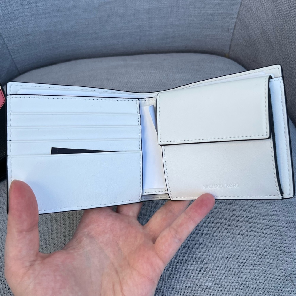 New set of 2 Michael Kors And wallets - Picture 4 of 4